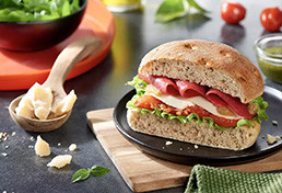BURGER FOCACCIA MAISON AU CARPACCIO DE BŒUF ET CRÈME D'AUBERGINE