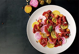 SALADE DE CARPACCIO DE BŒUF EN PHYSALIS ET BETTERAVE