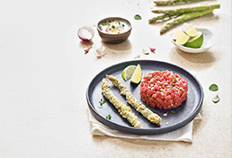 TARTARE DE BŒUF AUX COUTEAUX ET ASPERGES PANÉES